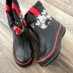 Cat & Jack insulated snow boots-Kids Black and Red with Polar Bears size 7/8